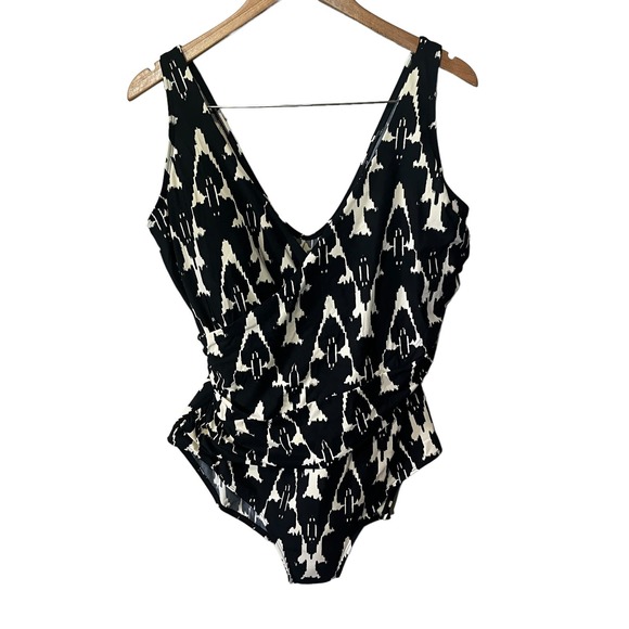 L.L.Bean Swimsuit Womens 1 Pc Black White Ikat Ruched 50+ UV Protection 18W Plus - Picture 2 of 7